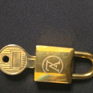 ✨Giveaway✨Louis Vuitton Luxurious (1) Gold Lock (#232)